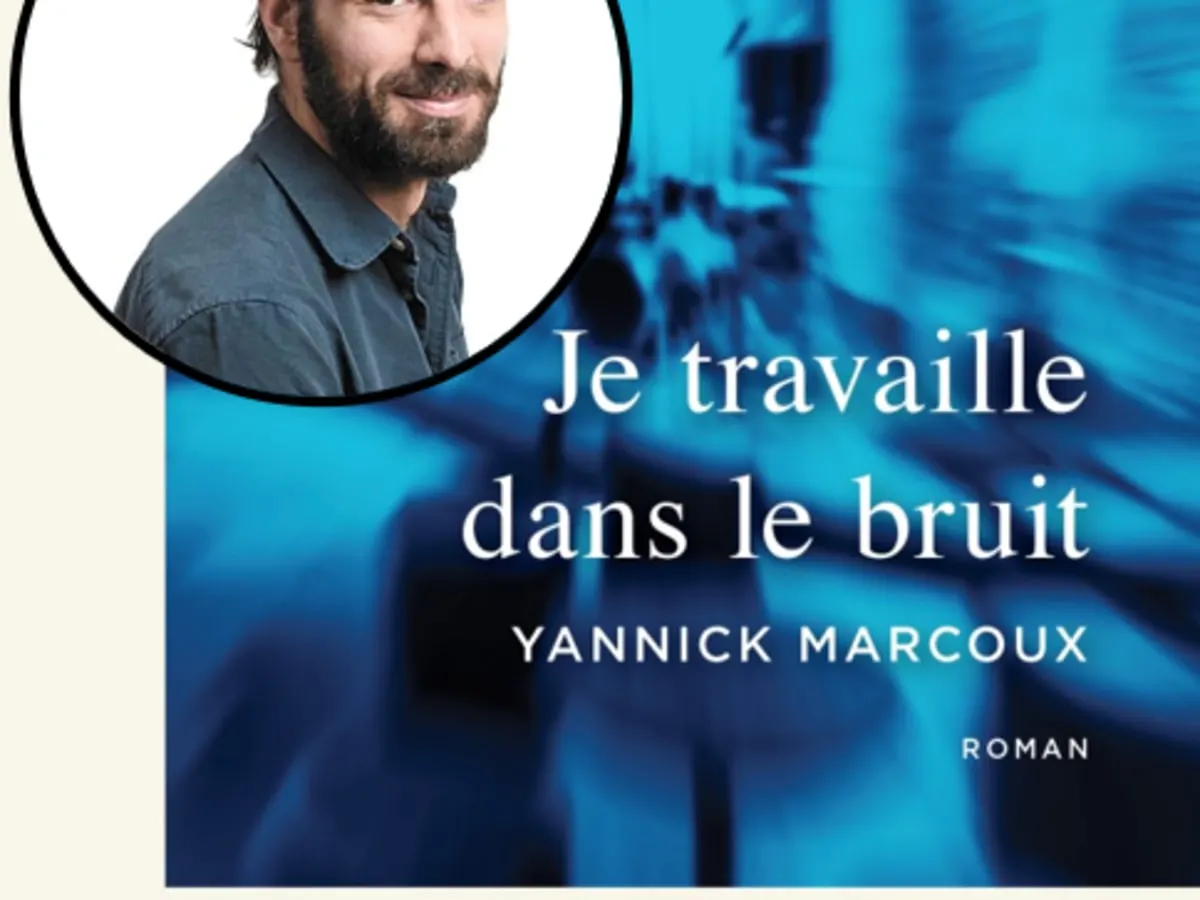 La couverture du roman Je travaille dans le bruit, représentant un intérieur de bar flou et bleuté, avec le portrait de l’auteur, Yannick Marcoux, superposé à la couverture.