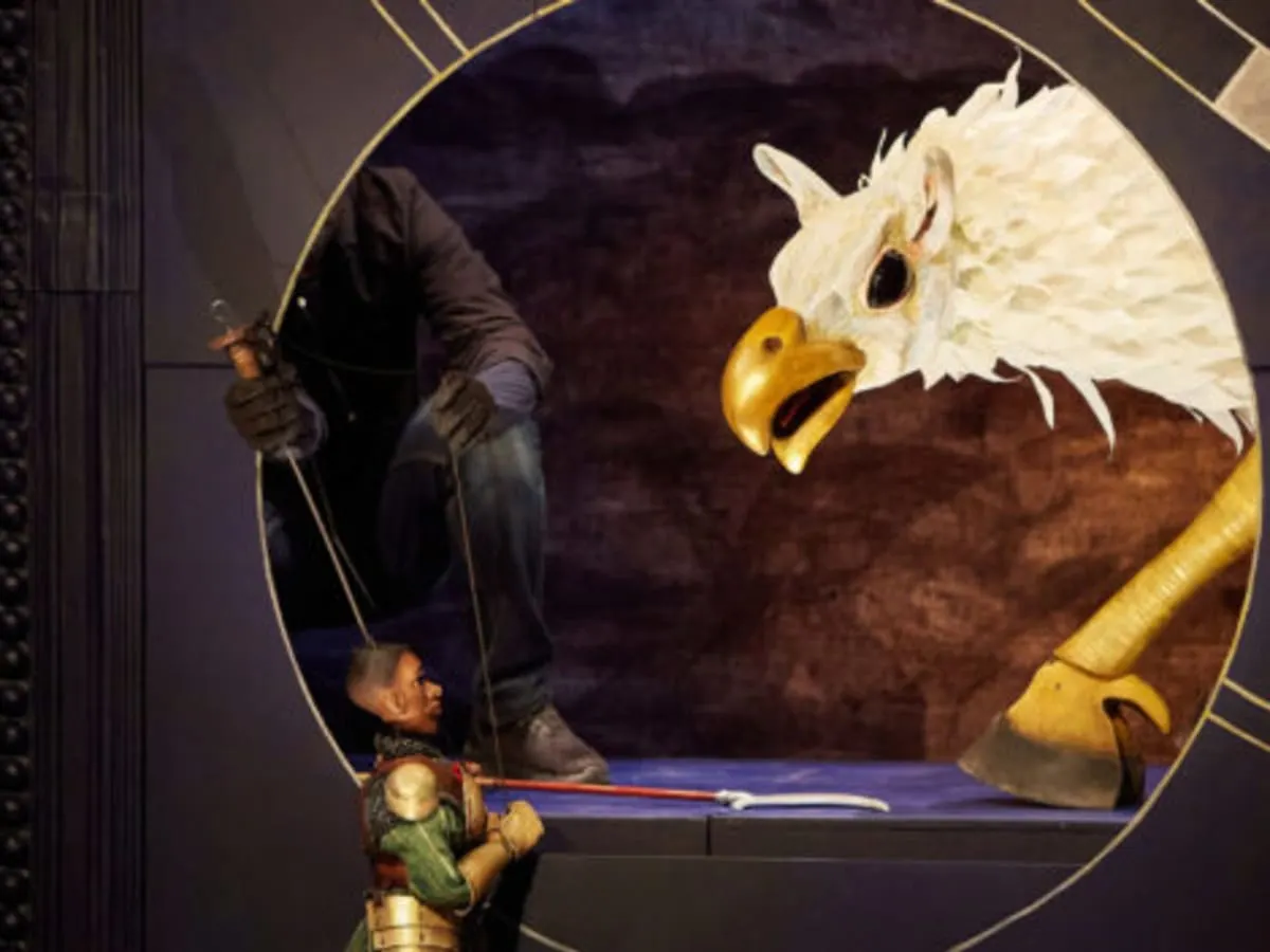 Marionnette de chevalier qui tombe face à face sur un aigle géant