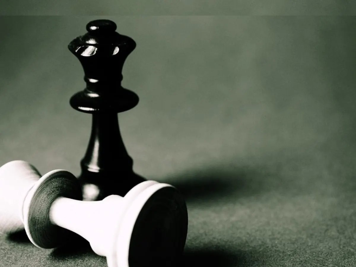 Vue de face de deux pions d'échecs.