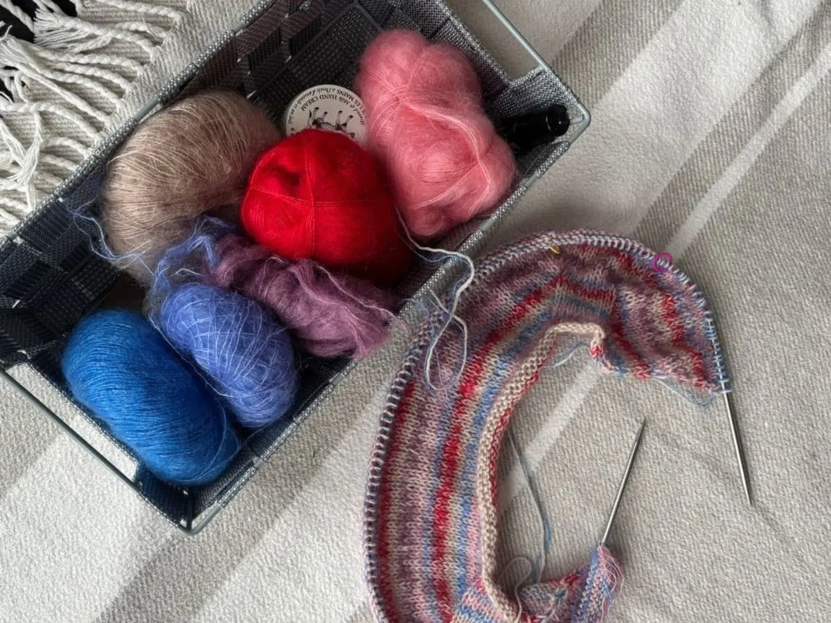 Un panier rempli de balles de laine.