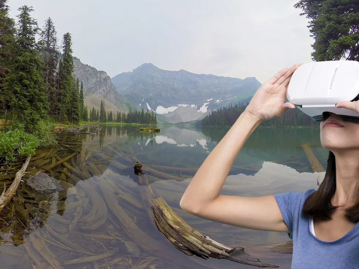 Une femme contemple un paysage forestier avec des lunettes de réalité virtuelle.