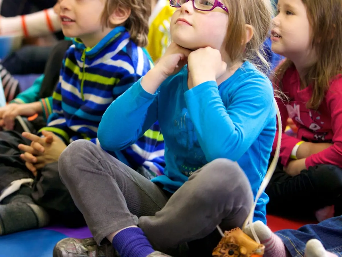 Des enfants assis et attentifs