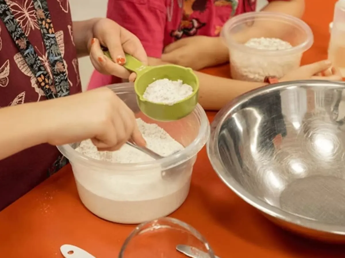 Photo d'un enfant en train de cuisine avec un grand bol